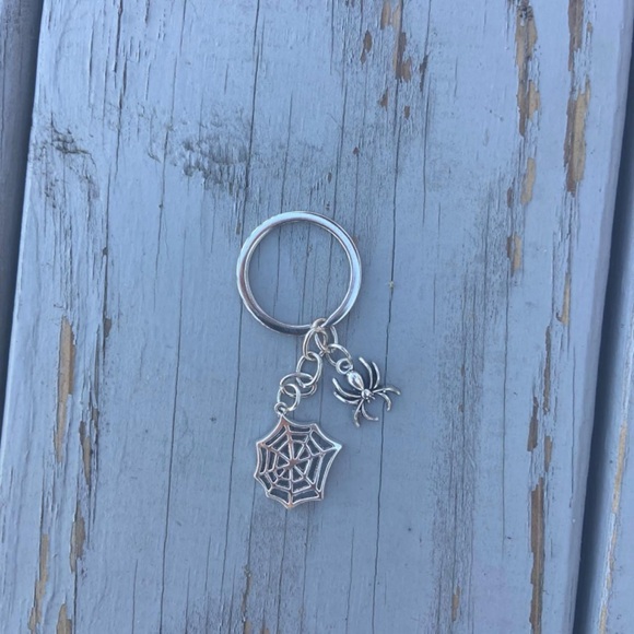 Y2K Gothic Spider web keychain - Silver Keychain Spider and spider web keychain - Picture 5 of 5